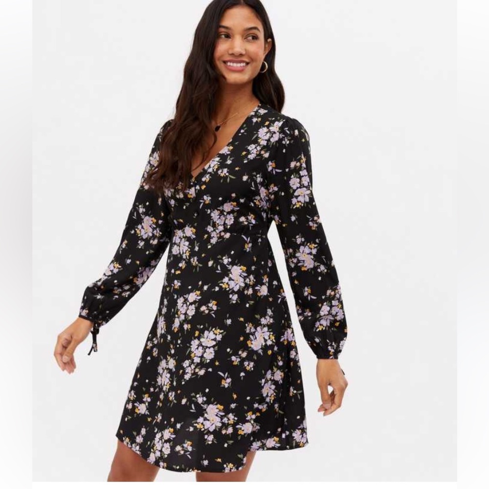 ALTAR’D STATE BLACK FLORAL V-NECK MINI TEA DRESS